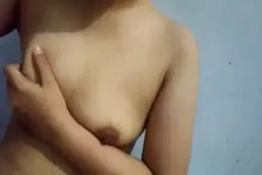 Cewek Cantik Pasrah Remas Dada Di Atas Kasur